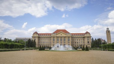 Founta ile Debrecen Üniversitesi ana Binası Dış