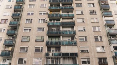 Panel evlerin nostaljik mimarisinin dış cephesi 