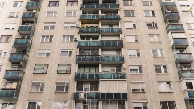 Panel evlerin nostaljik mimarisinin dış cephesi 