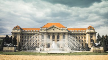 Founta ile Debrecen Üniversitesi ana Binası Dış