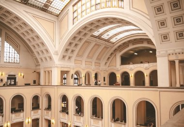 Debrece Üniversitesi'nin etkileyici ana binasının içinde