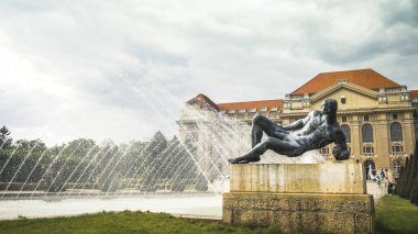 Fou ile Debrecen Üniversitesi ana buidling dışında