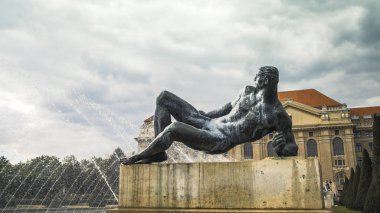 Fou ile Debrecen Üniversitesi ana buidling dışında