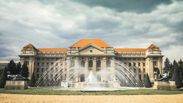 噴水のあるデブレツェン大学本館の外観 — ストック写真