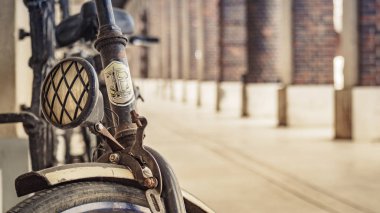 Szeged Üniversitesi dışında Szeged Katedrali yakınında eski bisikletler, Macaristan