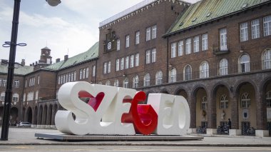Szeged 'de, Votive Kilisesi ve Macaristan 'ın Leydi Katedrali 'ndeki katedral meydanında Szeged Işareti