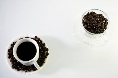 Kahve Kupası ve moka pot, kahve çekirdeği, sıcak espresso tek atış