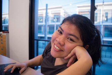 gülümseyen iş kadını bir dizüstü bilgisayar ile mutlu