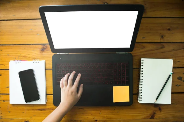 Notebook computers en vrouwenhanden — Stockfoto