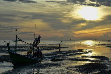 Tekne okyanusta gün doğumuna geri döndü.