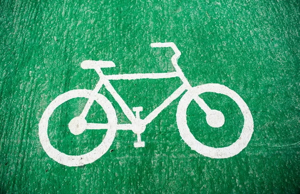 Branco símbolo de estacionamento de bicicleta no piso de concreto verde — Fotografia de Stock