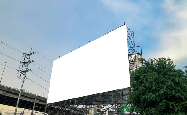 Panneau Affichage Ciel Blanc Bleu Espace Copie Sur Écran Blanc — Photo