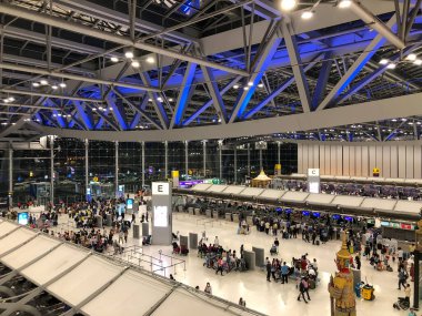 BANGKOK, THAILAND, 9 Kasım 2019: Suvarnabhumi Uluslararası Havalimanı 'na hem Tayland' da hem de COVID 19 salgınından önce gelen birçok kişi