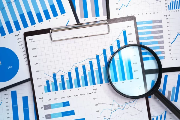 Menganalisa Dan Mengumpulkan Data Statistik Pertumbuhan Charts Many Laporan Bisnis — Stok Foto