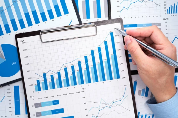 Erstellung Eines Wachstumsplans Für Unternehmen Geschäftsmann Der Data Growth Charts — Stockfoto