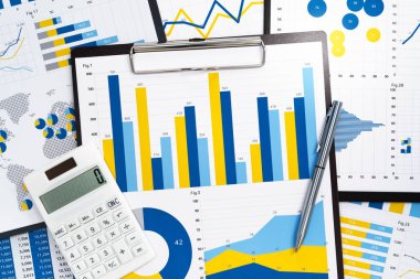 Hazırlama ve pazarlama raporları çözümleme. İstatistiksel raporlar yığını. Birçok grafik ve hesap makinesi
