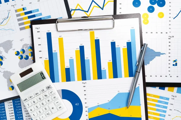 Förbereder Och Analysera Marknadsföring Rapporter Högen Statistiska Rapporter Många Diagram — Stockfoto