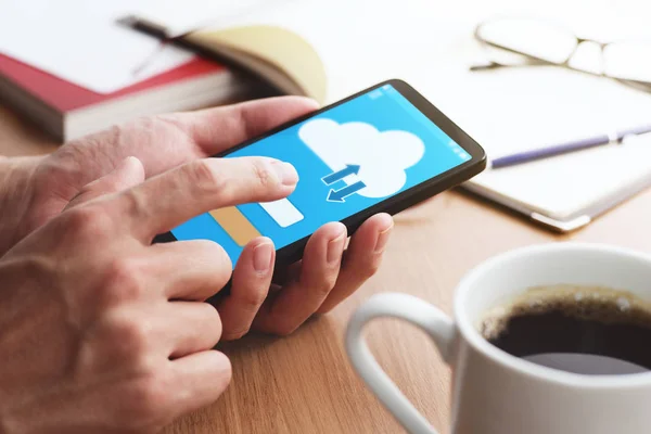 Primer plano de manos masculinas tocando la pantalla del teléfono inteligente para usar la aplicación en la nube en la mesa . — Foto de Stock