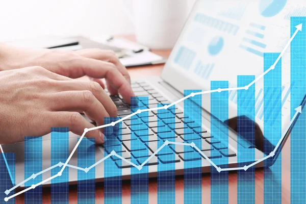 Planificación del crecimiento empresarial. Empresario analizando datos y preparando informes . Imagen de stock