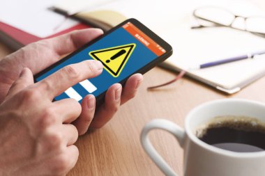 Akıllı telefon ekranında güvenlik uyarısı. Virüs bulaşmış Smartphone kavramı.