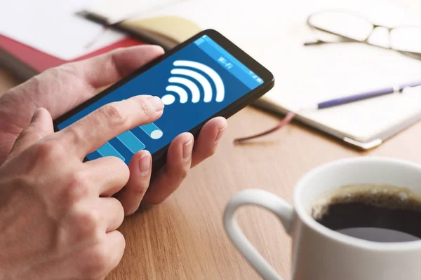 Wifi des Smartphones einstellen. — Stockfoto