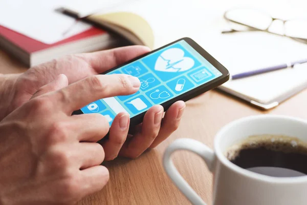 Aplicación sanitaria en línea en la pantalla del teléfono inteligente . — Foto de Stock