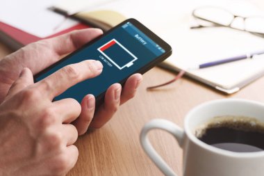 Akıllı telefon ekranında düşük pil uyarısı.