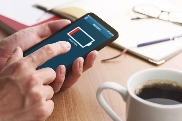 Alerta de bateria fraca na tela do smartphone . — Fotografia de Stock