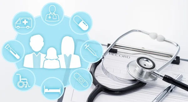 Sjukförsäkrings konceptet. Medicinska ikoner runt familjens ikoner. — Stockfoto