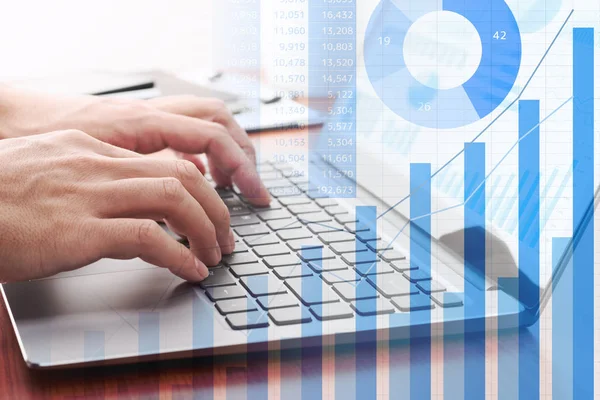 Business Analytics-konceptet. Använda laptop för beräkning. — Stockfoto