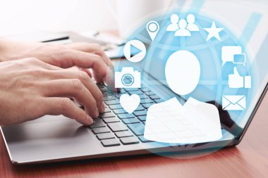 Sosyal medya hesabı kavramı. Internet uygulaması için dizüstü bilgisayar kullanma. 