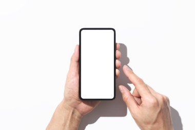 Beyaz arka planda siyah akıllı telefona dokunan ellerin kapatılması.