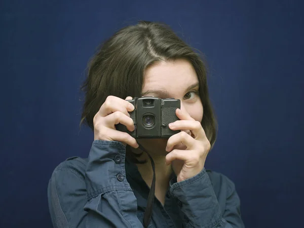 Fiatal Mutatva Egy Retro Fényképezőgép Stúdió Portré — Stock Fotó