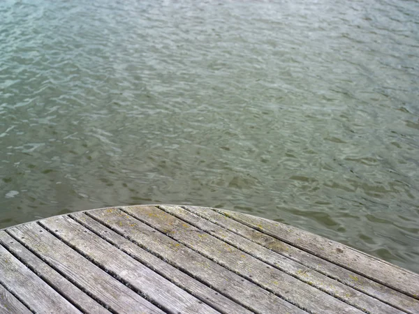 Пустой Деревянный Пирс Вода Озера Открытый Обрезанный Кадр — стоковое фото