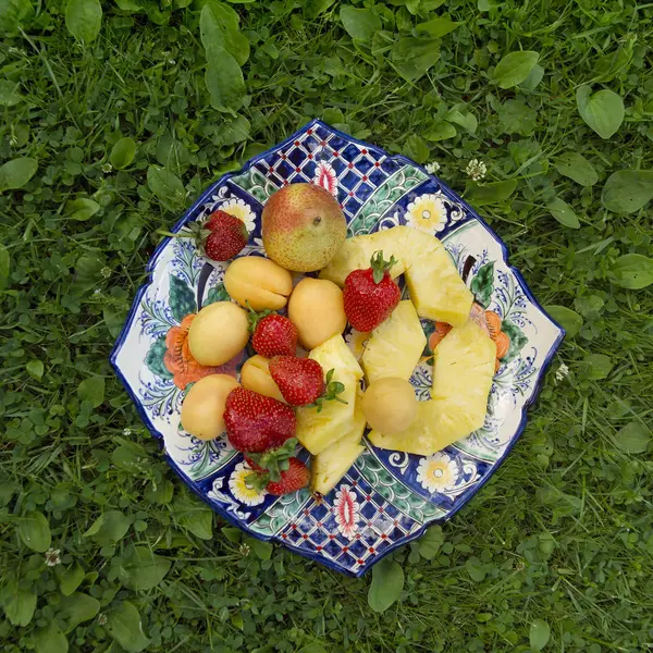 Красочная тарелка с различными нарезанными фруктами — стоковое фото