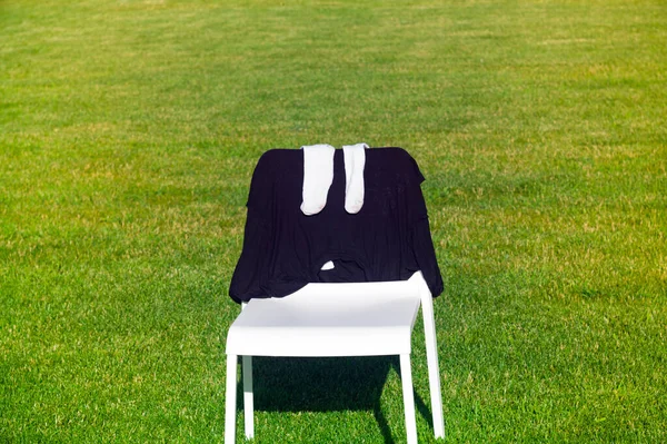 Κάλτσες Και Shirt Στέγνωμα Μια Καρέκλα Τοποθετούνται Στο Γκαζόν — Φωτογραφία Αρχείου