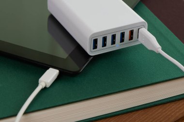 birden çok bağlantı noktası şarj istasyonu ve tablet Pc masa üzerinde şarj.