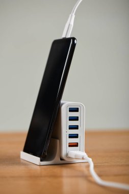 akıllı telefon ve genel tek bağlantı noktası şarj cihazı ile birden çok bağlantı noktası şarj istasyonu