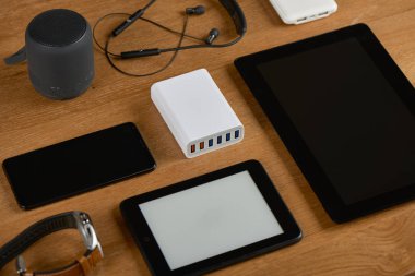 akıllı telefon ve genel tek bağlantı noktası şarj cihazı ile birden çok bağlantı noktası şarj istasyonu