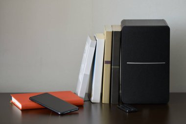 kitap, akıllı telefon ve Tv Stand uzaktan kumanda ile Bookshelf hoparlör