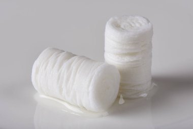 genişletilmiş sıkıştırılmış sikke mendil ıslak beyaz tabakta sonra portre