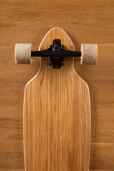 Şeklinde Pintail Longboard Ahşap Arka Plan Üzerinde Ahşap Desen Alt — Stok fotoğraf