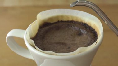 bir filtre kahve brewer içine su dökme