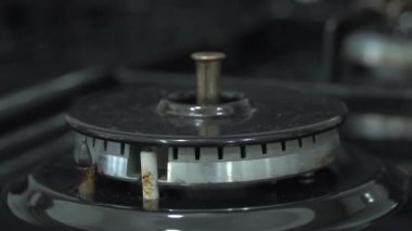 ağır çekim tarafından elektronik ateşleme kıvılcımı yanan gaz