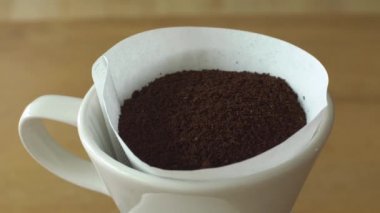 su bir seramik el filtre kahve brewer (damlatıcı) damla ile çekilmiş kahve dökme