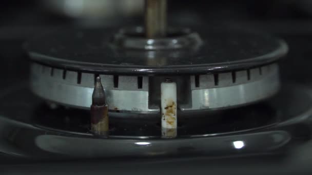 Elektronik Ateşleme Kıvılcım Bir Gaz Sobası Üzerinde Ağır Çekim — Stok video