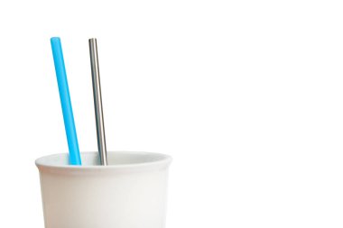 yeniden kullanılabilir paslanmaz çelik saman ve tek kullanımlık saman üzerinde beyaz izole bir fincan