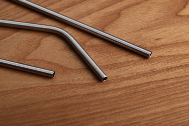 ahşap bir masa üzerinde yeniden kullanılabilir paslanmaz çelik çubuk