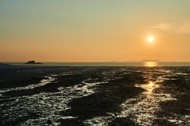 Mudflat ve Ganghwado Janghwa-ri günbatımı izleme noktası, Inchoen, Kore ufka günbatımı.