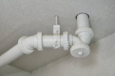 kat mülkiyeti tavan altında yüklü beyaz Kanalizasyon borular